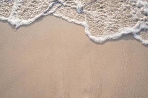 weiche Meereswelle am tropischen Sandstrand im Sommer foto