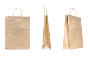 Braune Einkaufstasche aus recyceltem Papier isoliert auf weißem Hintergrund, Geschenke und Lebensmittelpakete, Beschneidungspfad enthalten foto