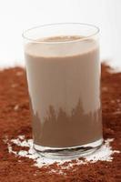 Schokoladenmilchshake und Kakaopulver foto