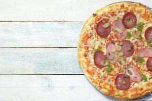 hausgemachte Pizza 4 Jahreszeiten in einer rustikalen Küche foto