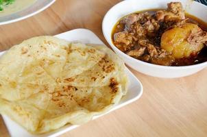 Roti Mataba mit Hühnchen-Massaman-Curry foto