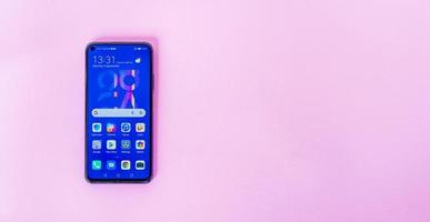 bangkok, tharetail-display des neuen huawei nova 5t smartphone mit 6,26-zoll-vollbild-bildschirm, 48-mp-ai-kameras, kirin-980-chipsatz und 8-gb-ram mit rosa hintergrund foto