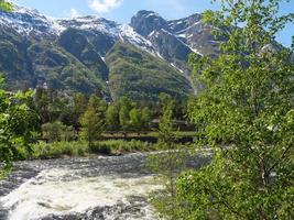 das kleine dorf eidfjord im norwegischen hardangerfjord foto