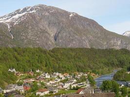 das kleine dorf eidfjord im norwegischen hardangerfjord foto