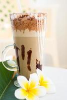 Frappe Eiskaffee Getränk mit Plumeria foto