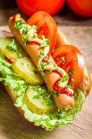 frischer Hot Dog mit Wurst und Gemüse