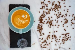 Tasse heißen Cappuccino-Kaffee auf dem Tisch foto