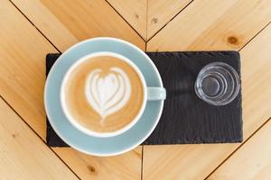 Tasse heißen Cappuccino-Kaffee auf dem Tisch foto