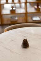Tasse heißen Cappuccino-Kaffee auf dem Tisch foto