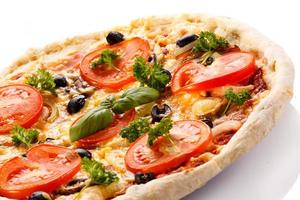 Pizza auf weißem Hintergrund foto