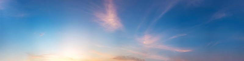 Wunderschönes Panorama mit Sonnenaufgang und Sonnenuntergang mit Silberstreifen und Wolken am Morgen und Abend. foto