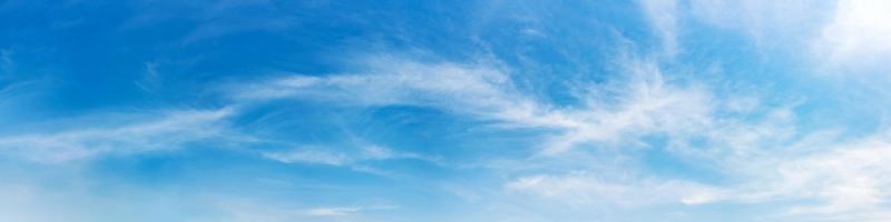 Panoramahimmel mit Wolke an einem sonnigen Tag. foto