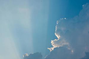 Der Himmel ist wunderschön, mit Wolken und Strahlen von den Buddha-Amuletten, die in Lichtstrahlen scheinen. foto