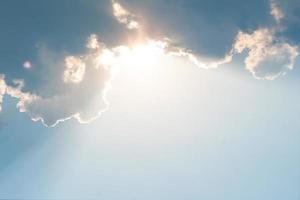 Der Himmel ist wunderschön, mit Wolken und Strahlen von den Buddha-Amuletten, die in Lichtstrahlen scheinen. foto