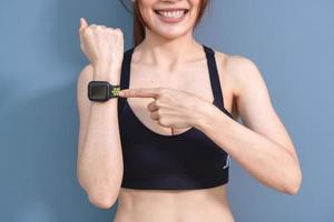 Smartwatch zeigt eine Herzfrequenz der trainierenden Frau im Fitnessstudio foto