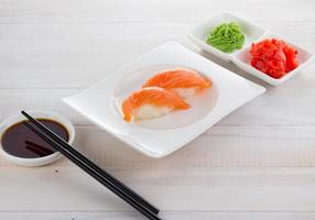 japanische Küche. Sushi auf einem Gete über Holzhintergrund