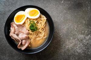 Tonkotsu Ramen-Nudeln mit Schweinefleisch und Ei foto