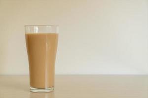 Kaffee Latte Glas mit trinkfertigen Kaffeeflaschen foto