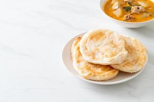 Hühner-Curry-Suppe mit Roti foto