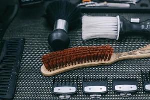 verschiedene Haarstyling-Tools auf dem Barbershop-Tisch foto