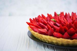 köstliche Torte mit Erdbeere auf Holzhintergrund foto
