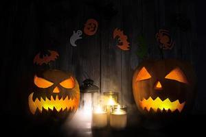 halloween-hintergrund mit kürbiskopflaterne und kerzen. Halloween-Kürbis-Kürbislaterne foto