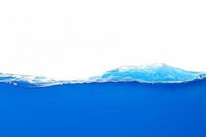 die Oberfläche des blauen Wassers, das sich bewegt und spritzt foto