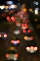 Bokeh, Autolichter auf der Straße bei Nacht foto