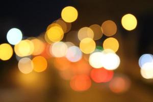 Bokeh von Autolichtern bei Nacht - Bilder foto