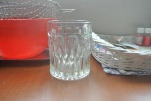 leeres Glas auf einem Tisch foto