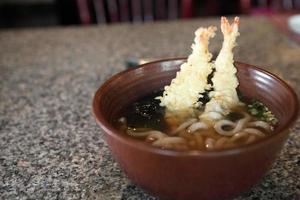Udon-Nudeln mit Shrimps-Tempura foto