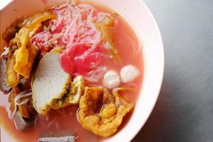 Yong Tau Foo - asiatische Nudel in der roten Suppe