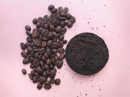 Draufsicht auf Kaffeebohnen und Kaffeesatz auf rosa Hintergrund foto