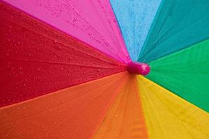 Regentropfen auf einem farbigen Regenschirm. Regenwetter-Konzept foto