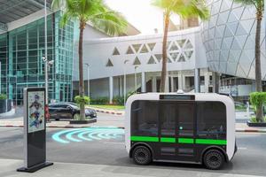 Autonomer Elektrobus, der auf der Straße fährt, intelligentes Fahrzeugtechnologiekonzept foto