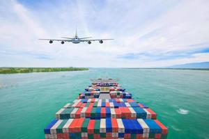 Luftbild-Container-Frachtschiff und Verkehrsflugzeug für Transport- und Logistik-Import-Export-Konzept foto