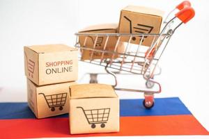 Box mit Online-Shopping-Warenkorb-Logo und Russland-Flagge, Import-Export-Shopping online oder Handel Finanzen Lieferservice Store Produktversand, Handel, Lieferantenkonzept. foto