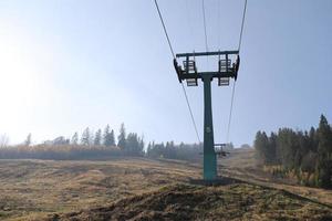 die Unterstützung eines speziellen Skilifts in den Bergen. Nebeliger Herbstmorgen foto