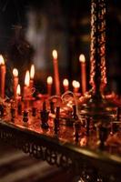 viele Kerzen brennen nachts in der Kirche. Gruppe brennender Kerzen im Dunkeln. Nahansicht. Platz kopieren. foto