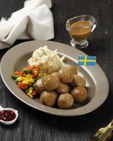 hausgemachte gesunde schwedische fleischbällchen mit kartoffeln und soße foto