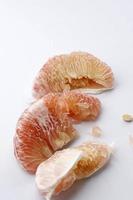 Pomelo-Frucht auf dem Teller. Grapefruit, Jeruk Bali oder Bali Pampelmuse. große orangen in indonesien sind als bali-orangen oder jeruk bali bekannt. foto