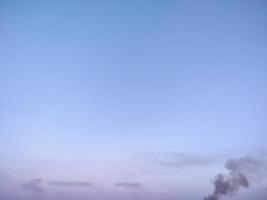 natur himmel hintergrund bewölkt der weite blaue himmel und die wolken. Hintergrund des blauen Himmels mit winzigen Wolken Natur. kostenloses Foto