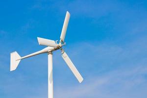 weiße Windkraftanlagen auf blauem Himmelshintergrund - Bilder foto