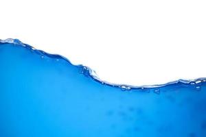 Das Wasser bewegt sich in einer blauen Kurve und hat eine Luftreinigung und einen weißen Hintergrund. foto