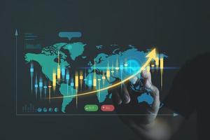 Geschäftsleute öffnen die Graph-Plotting-Strategien, um an der Börse zu investieren, die florierende Finanzwelt online, Investorenerfolgsideen im Handel. foto