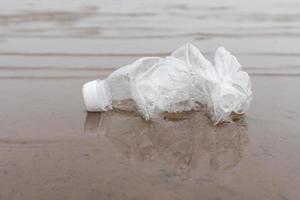 verschmutzung der plastikwasserflaschen im ozeanumweltkonzept foto