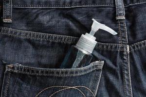 Spray gegen Coronavirus. ein Mann trägt es in der Hosentasche foto
