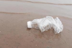 verschmutzung der plastikwasserflaschen im ozeanumweltkonzept foto
