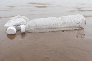 verschmutzung der plastikwasserflaschen im ozeanumweltkonzept foto