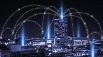 Smart City und Netzwerkkommunikation. und Datentransformation auf öffentlich. foto